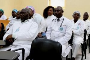 Médicos angolanos denunciam escassez de itens básicos para atender a população, governo do MPLA relaxado face ao aumento da fome e piora do sistema de saúde